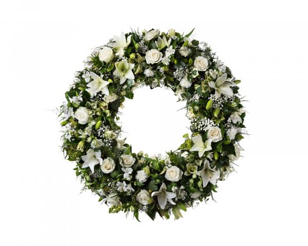 Iirios blancos, rosas blancas, alstroemerias blancos, claveles blancos, tallos paniculata y verdes variados