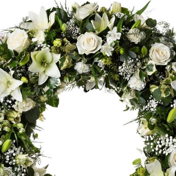 Iirios blancos, rosas blancas, alstroemerias blancos, claveles blancos, tallos paniculata y verdes variados