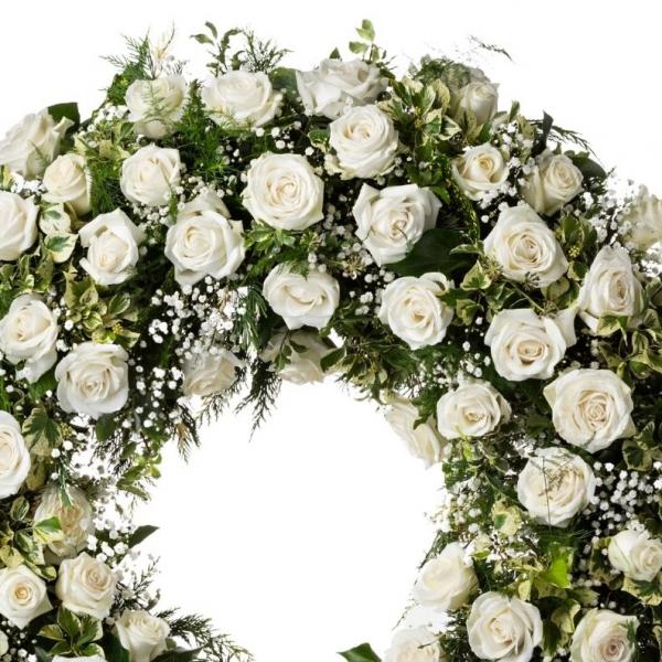 Rosas blancas, tallos paniculata, verdes variados