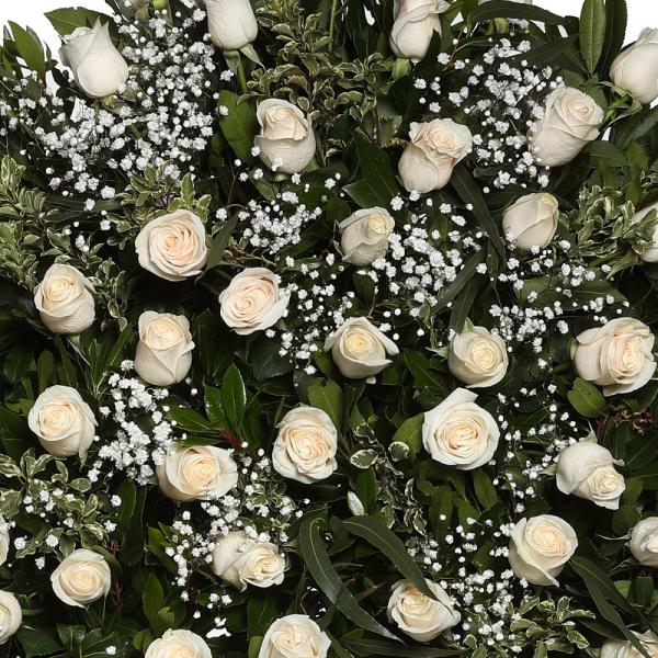 Rosas blancas, tallos paniculata, verdes variados