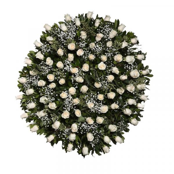 Rosas blancas, tallos paniculata, verdes variados