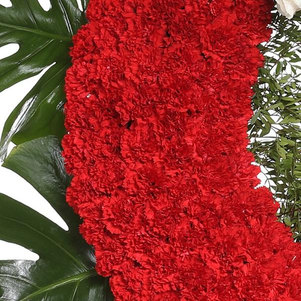 Corona de claveles con cabezal de rosas blancas