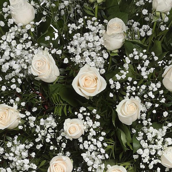 Corona de claveles con cabezal de rosas blancas